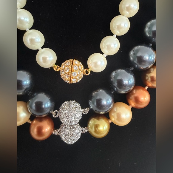 Mikimotto inspired Perl necklace in white with gold tone closure - Picture 11 of 11